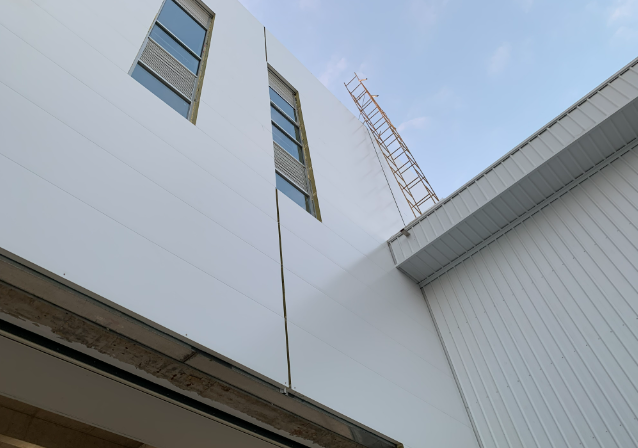 金屬巖棉夾芯板:橫鋪與豎鋪的利弊分析 金屬巖棉夾芯板:橫鋪與豎鋪的利弊分析